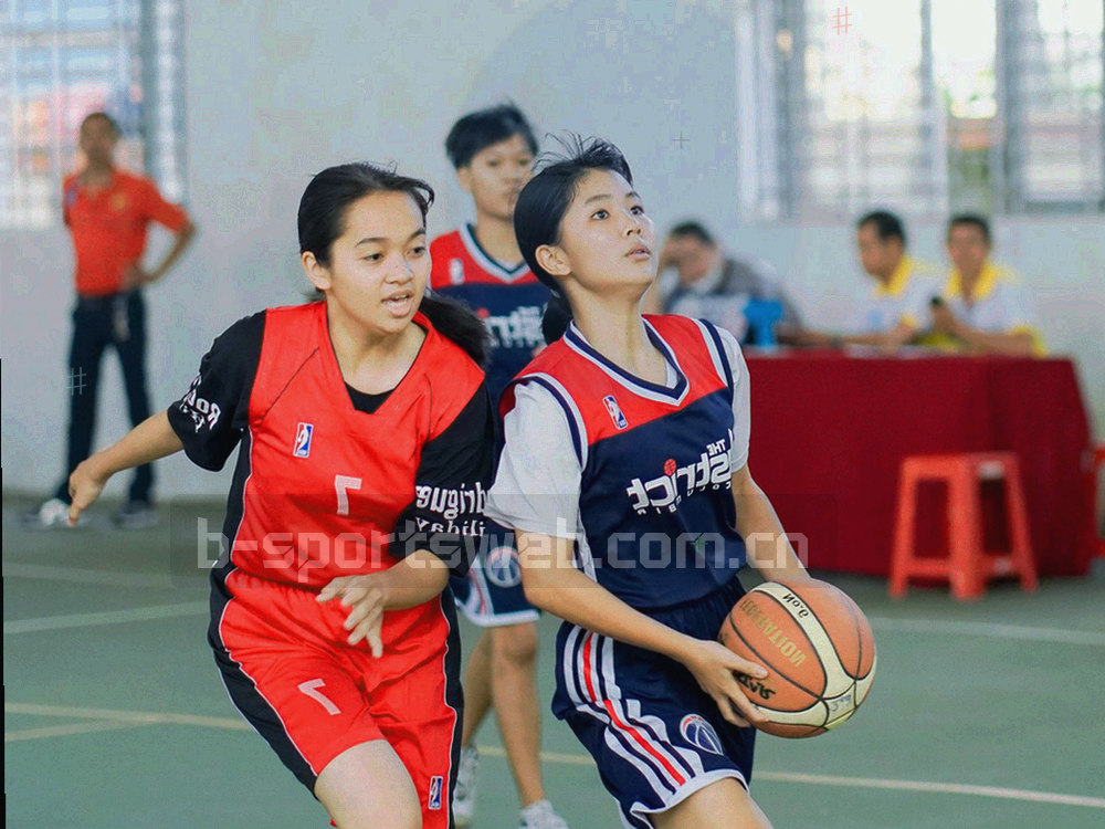 替补席空景与搭在椅背上的球衣，画面中无人物